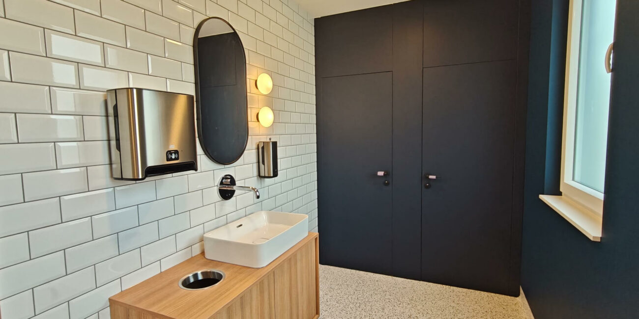 Rénovation des sanitaires d'une grande société en province de Liège, vue en fin de chantier.