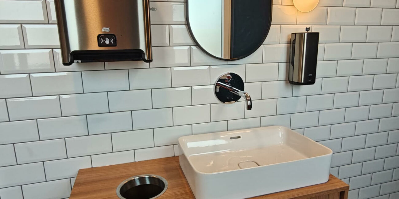 Rénovation des sanitaires d'une grande société en province de Liège, vue en fin de chantier du meuble lavabo