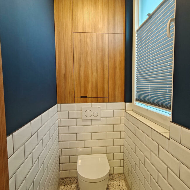 Rénovation des sanitaires d'une grande société en province de Liège, vue des finitions des WC