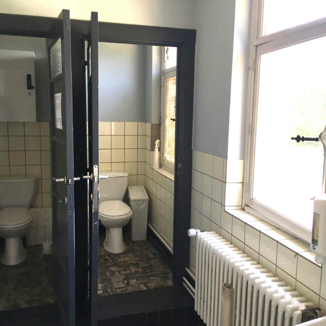 Sanitaires d’entreprise en région liégeoise avant rénovation, carrelage et équipements existants