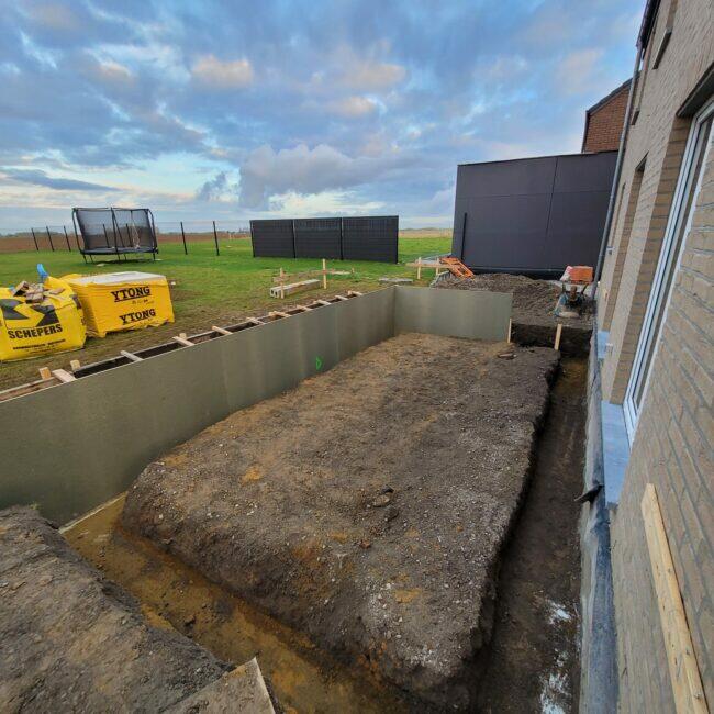 Mise en place du coffrage pour la réalisation des fondations (radier) d'une annexe basse énergie à Verlaine, province de Liège