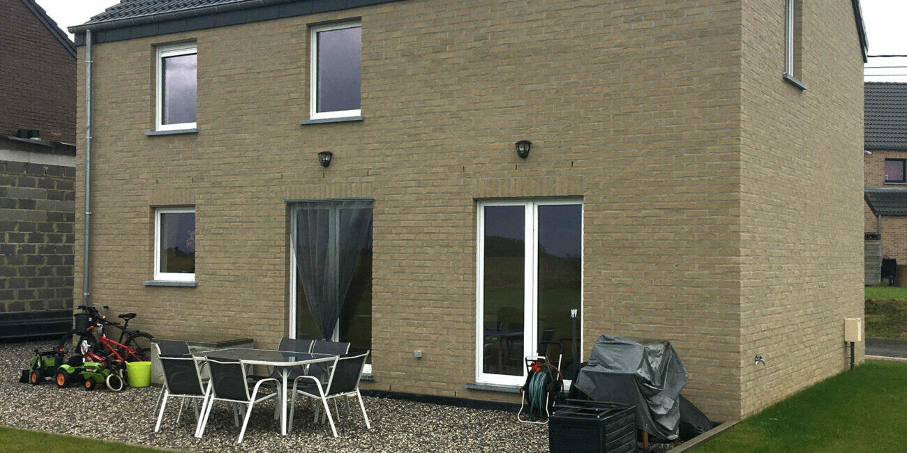 Vue du bâtiment existant avant les travaux de construction d'une annexe basse énergie à Verlaine, province de Liège