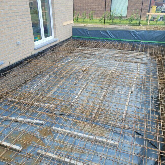 Pose du ferraillage du radier d'une annexe basse énergie à Verlaine en province de Liège