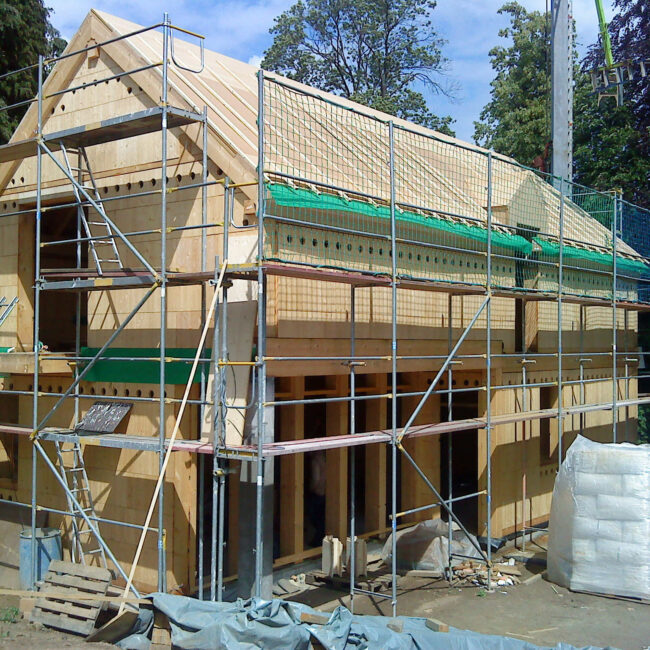 Chantier d’une maison passive en ossature bois dans le Brabant wallon – structure bois en cours de montage