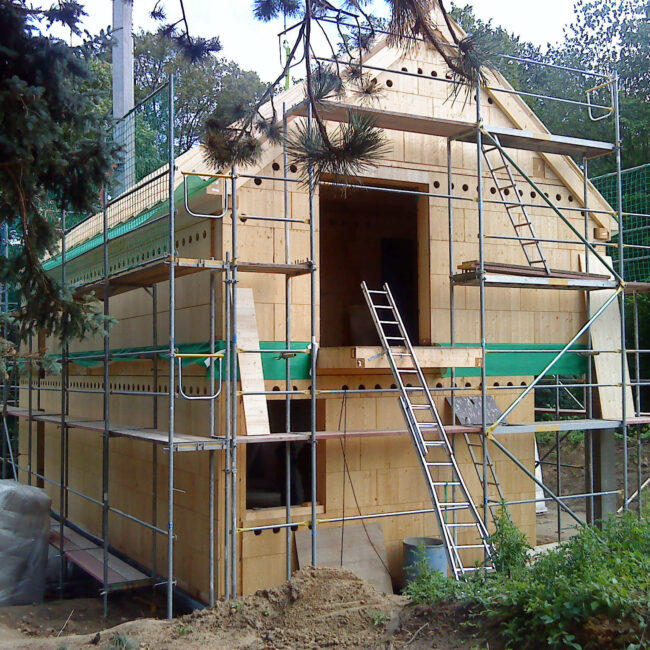 Maison passive en ossature bois implantée sur terrain en pente – Brabant wallon – phase chantier