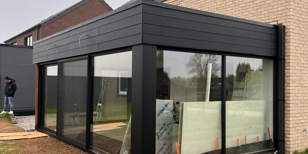 Vue de l'extension basse énergie après pose du bardage. Verlaine, province de Liège.