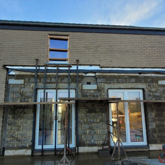 Vue de la mise en place de la bavette d'étanchéité entre la maison existante et la future extension. Conception et suivi de chantier Régis Lessent Architecte à Villers-le-Bouillet