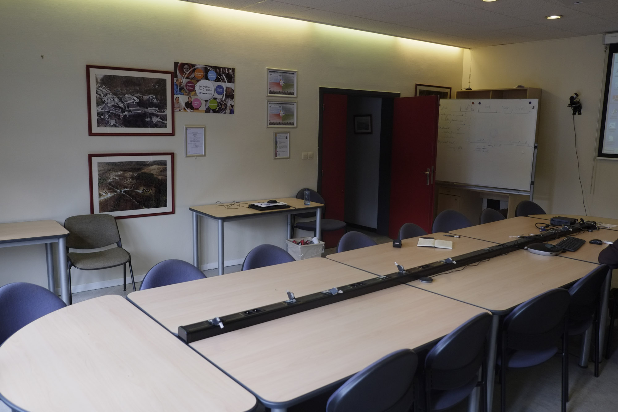 Salle de réunion entreprise avant transformation architecturale – bassin liégeois