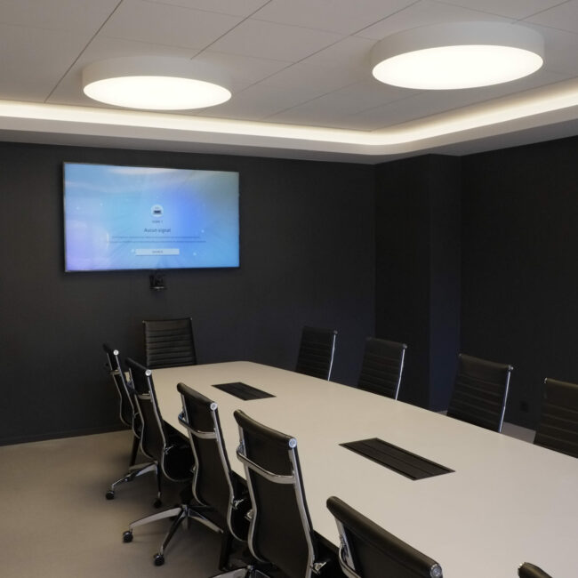 Salle de réunion contemporaine après rénovation – bassin liégeois – éclairage circulaire et table linéaire