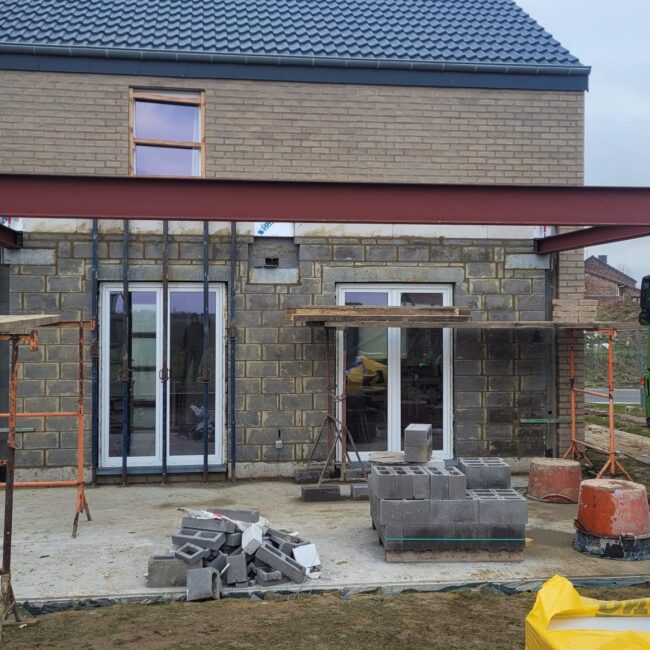 Pose de la structure de l'extension basse énergie à Verlaine, province de Liège