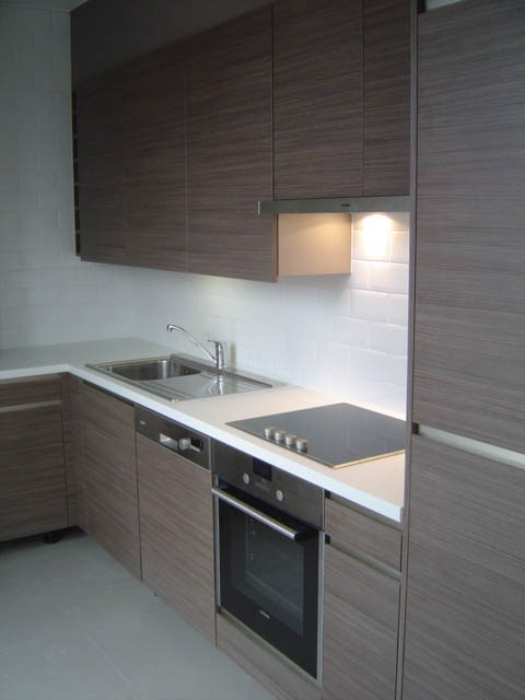 Cuisine d’un appartement créé lors de la transformation d’un commerce en deux appartements lumineux