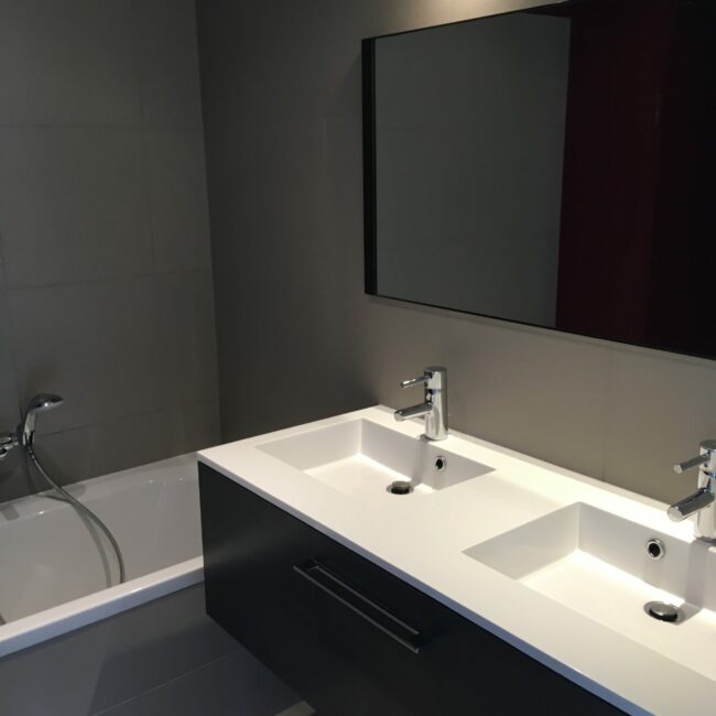 Salle de bains d’un appartement créé lors de la transformation d’un commerce en deux appartements lumineux