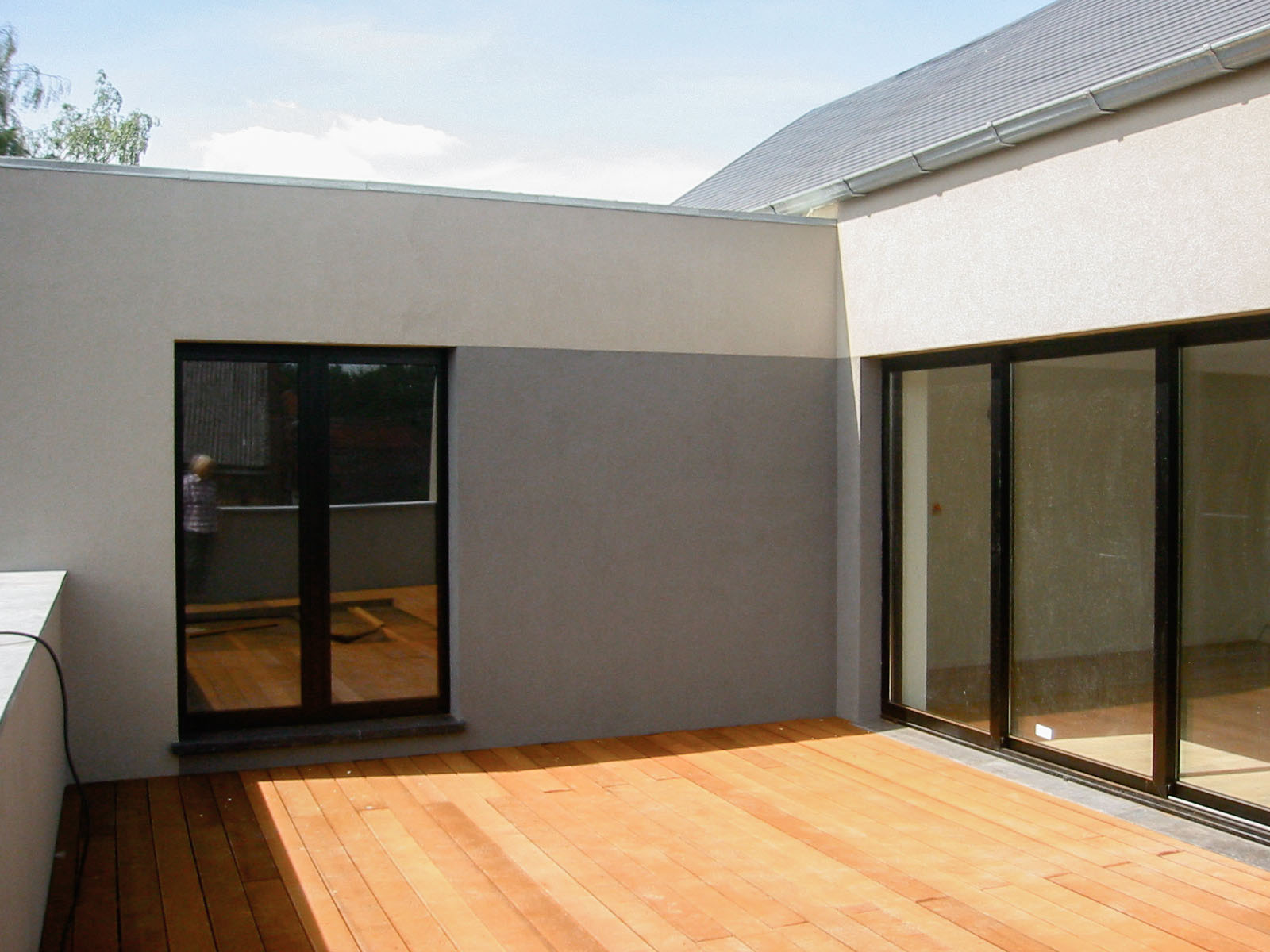 Grande terrasse en bois de l’appartement du premier étage créée lors de la transformation d’un commerce en deux appartements lumineux